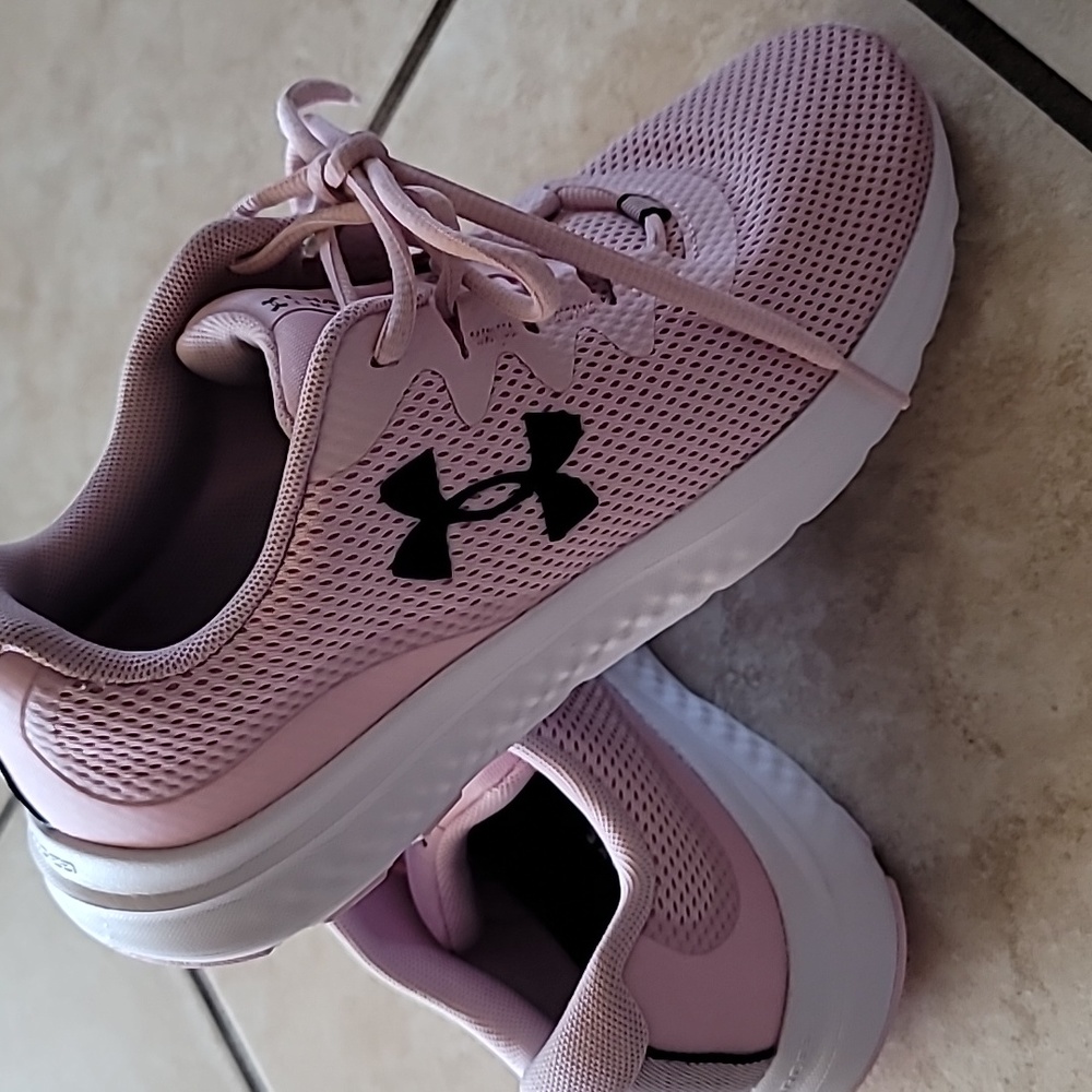 Under Armour sz 8 women's sports shoes
